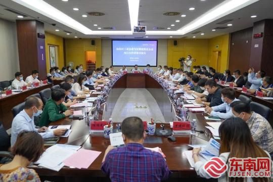 工业项目业主单位和建筑业骨干企业正在对接交流。（海沧区融媒体中心供图）