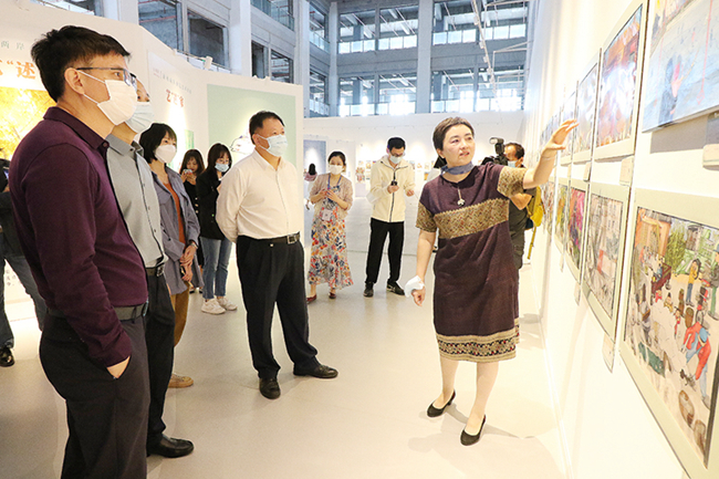 与会嘉宾参观海峡两岸少儿美术大展时现场。